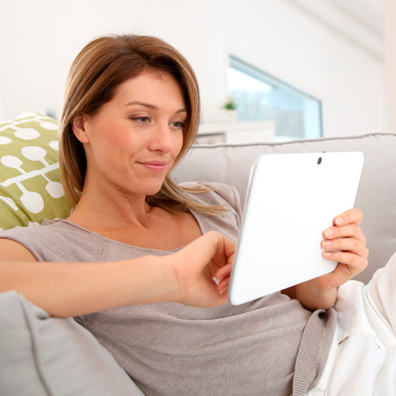 Femme utilisant une tablette électronique