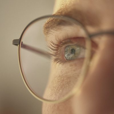 5 gestes du quotidien qui peuvent nuire à la santé de vos yeux